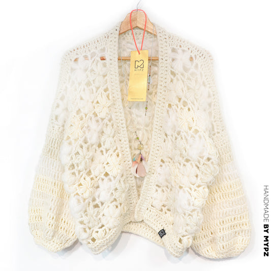 Hæklekit - MYPZ kort bomber-cardigan Wildflower Off White (ENG-DE-NL-ES-FR-IT-DA-SV-NO)
