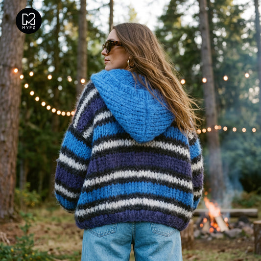 Strikkesæt – MYPZ hættebombercardigan i chunky mohair, blå nr.15 (ENG-DE-NL-ES-FR-IT-DA-SV-NO)